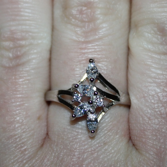 STUNNING CZ sterling silver ring NWT size 6 - Picture 4 of 5